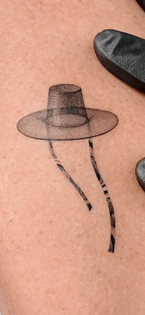 Straw Hat Pirates Tattoo, Straw Hat Tattoo, Itachi Straw Hat, Asian Straw Hat, Chinese Straw Hat, Japanese Straw Hat Samurai, Hat Tattoo, Straw Hat, Straw