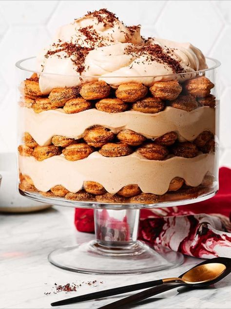 Tiramisu belongs at just about any occasion, and is probably the most effortless decadent dessert. Tiramisu Recipe Trifle, Cold Christmas Desserts, Tiramisu Trifle Recipe, Tiramisu Christmas Cake, Best Party Desserts, Holiday Tiramisu, Orange Tiramisu, Christmas Tiramisu, Trifle Recipes