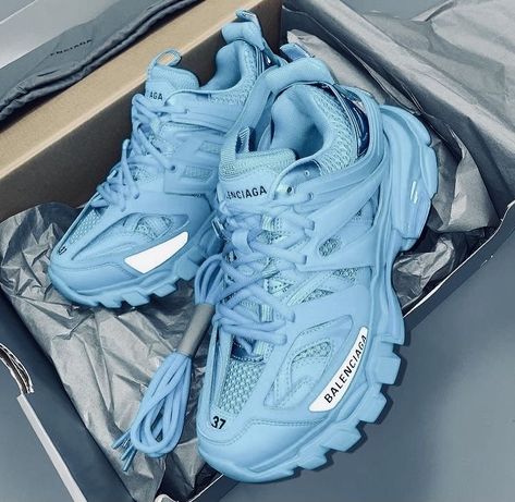 Blue Balenciaga Shoes, Tenis Balenciaga, Balenciaga Sneakers Outfit, Dressing For Winter, Shoes To Wear With Jeans, Balenciaga Track Sneakers, What Shoes To Wear, Timeless Boots, Pretty Sneakers