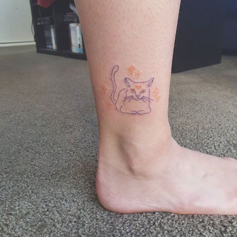 Leo Pokes on Instagram: “Cute lil variation on my cat flash for @han.nerr 's first tattoo 🥰 (Eyes are yellow but she FRESH so still a bit bleedy rip) . . .…” Cats Eyes Tattoo, One Eye Cat Tattoo, Cat Looking Up Tattoo, Yellow Cat Tattoo Designs, Cat Human Tattoo, Cat Eye Tattoos, Human Canvas, Yellow Cat, Eye Tattoo