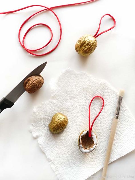 Gilded Walnut Ornaments, Victorian Christmas Crafts, Diy Natural Christmas Ornaments, Tree Ornaments Ideas, Walnut Crafts, Walnut Shell Crafts, Deco Fruit, Victorian Crafts, Ornaments Ideas