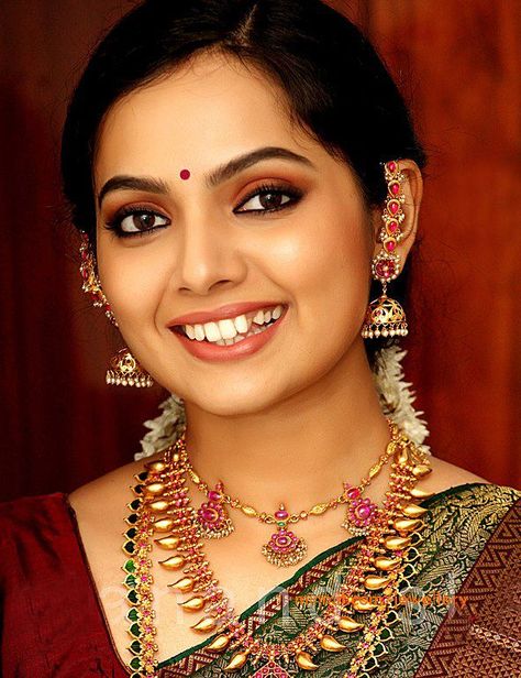 samvritha_sunil_wearing_kerala_traditional_jewellery: Muthina Hara, Samvritha Sunil, Kerala Jewellery, Gold Necklace Indian, Traditional Jewellery, Antique Jewelry Indian, Indian Woman, Indian Jewellery Design, Gold Wedding Jewelry