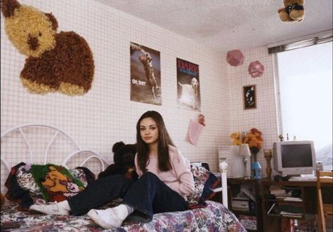 abril on Twitter: "mila kunis in her bedroom (1999)… " Jackie Burkhart Room, Mila Kunis Young, Jackie Burkhart Outfits, Jackie That 70s Show, Jackie Burkhart, 70 Show, Eliza Dushku, We're Moving, Retro Film