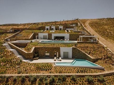 Subterranean Private Villa in Antiparos / Tsolakis Architects | ArchDaily Earth Sheltered, Underground Homes, Coastal Landscape, Green Roof, Private Villas, Staircase Design, Paros, Undercut, Habitat