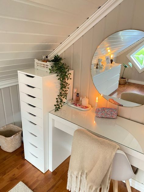 Room Ideas Clean Aesthetic, Pitched Roof Bedroom, That Girl Bedroom, Scandi Room, Surf Room Decor, Scandinavian Room, Beachy Room, Stunt Doubles, Room Redesign