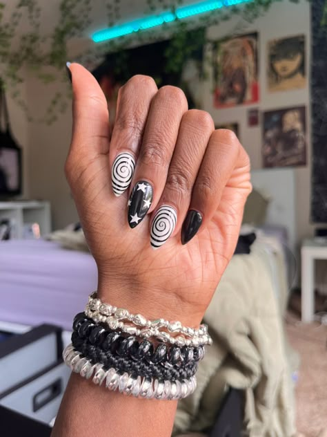 Black And White Spiral Nails, Spiral Design Nails, Spiral Nails Acrylic, Black Spiral Nails, Bowling Nails, Spiral Nails Design, Nail Inspo Black And White, Acrylic Nails Black And White, Spiral Nail Art