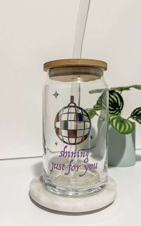 Taylor Swift Glass Painting, Taylor Swift Cup Design, Taylor Swift Cricut Projects, Taylor Swift Cup Ideas, Taylor Swift Glass Cup, Taylor Swift Starbucks Cup, Taylor Swift Pottery Ideas, Taylor Swift Items, Taylor Swift Gift Basket