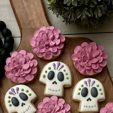 Day Of The Dead Cookies Decorated, Day Of The Dead Cookies, Halloween Iced Cookies, Mexico Cookies, Halloween Cookies For Kids, Skull Sugar Cookies, Sugar Skull Cookies, Galletas Halloween, Halloween Sugar Cookies Decorated