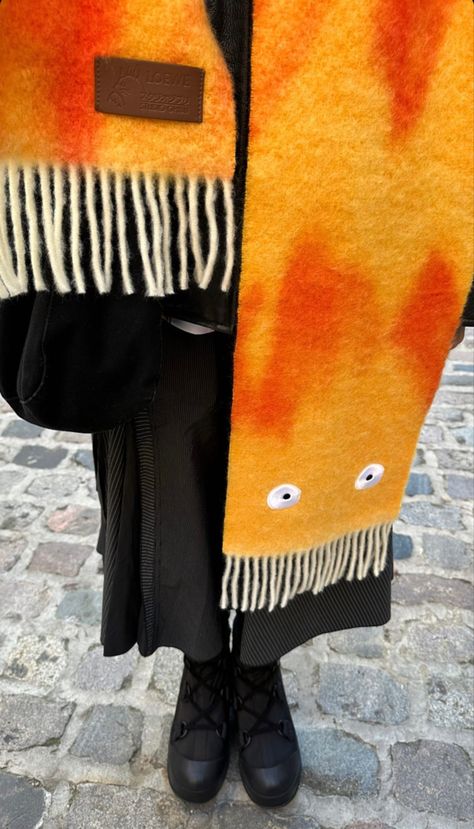 Calcifer Outfit, Loewe Calcifer, Ghibli Knitting, Calcifer Crochet, Anime Knitting, Loewe Studio Ghibli, Loewe Aesthetic, Loewe Scarf, Scarf Aesthetic