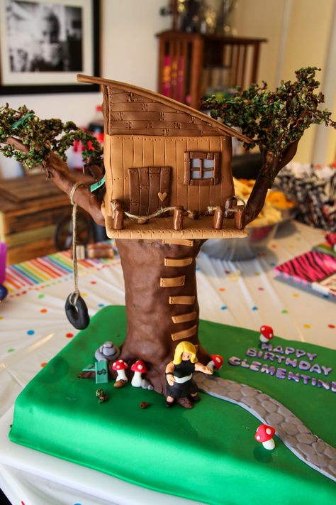 Treehouse cake Treehouse Cake Ideas, Treehouse Cake, Gingerbread Treehouse, Magic Tree House Books, Zombie Cake, Boy Cakes, Gingerbread Ideas, Cake International, Gravity Cake