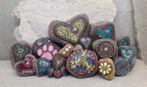 I'm in an article about making mosaic on rocks!~!!! | Chris Emmert Mosaic & Design Mosaic On Rocks Ideas, Mosaic Rocks Garden, Mosaic Stump, Mosaics Ideas, Mosaic Stones, Mosaic Hearts, Garden Rocks, Rock Designs, Mosaic Rocks