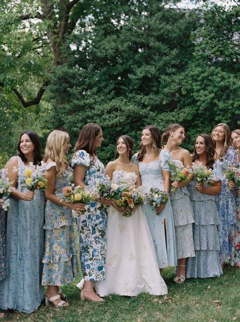 Bridesmaids Dresses Elegant, English Garden Wedding Bridesmaid, Jewish Bridesmaid Dresses, Beige Floral Bridesmaid Dress, English Garden Style Wedding, Classic Garden Party Wedding, May Wedding Aesthetic, Blue And White Garden Party Wedding, Garden Party Elegant