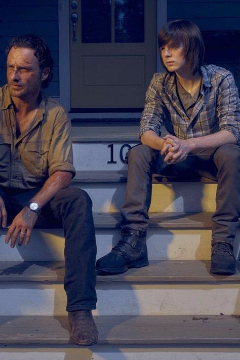 Rick Grimes and Carl Grimes in Alexandria □ Season 5 | The Walking Dead Rick Walking Dead, Rick And Carl, Parenting Pictures, Parenting Photos, Chandler Riggs, Carl Grimes, Andrew Lincoln, Rick Grimes, Parenting Skills