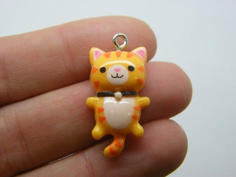 2 Cat charms. 26 x 15mm Resin Clay Cat Keychain, Polymer Clay Cat Keychain, Cat Clay Charm, Cat Polymer Clay, Cat Clay, Cute Clay Charms, Polymer Clay Cat, Crea Fimo, Clay Keychain