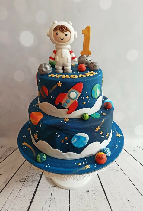 Space Astronaut Birthday Cake, Astronaut 1st Birthday Cake, Astronaut First Birthday Cake, Astronaut Theme Birthday Cake, First Birthday Space Theme Cake, Birthday Cake Planets, Planet Theme Cake, Space Themed Cakes Kids, Astraunaut Cake