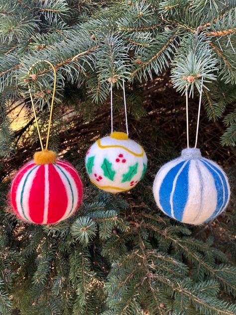 Needle Felted Ball Ornaments, Needle Felted Baubles, Felted Baubles, Felting Christmas, Christmas Fair Ideas, Felted Christmas, Needle Felted Christmas, Felting Ideas, Christmas Ball Ornaments