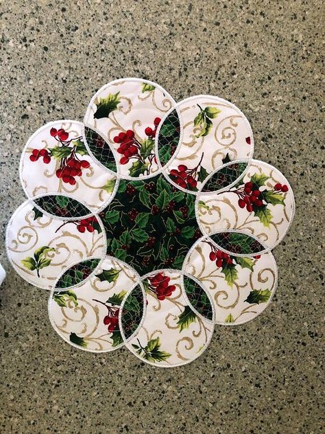 Round Table Mats Ideas, Round Christmas Placemats, Candle Mats Patterns Free, Round Placemats Patterns, Plate Mats Ideas, Place Mats Ideas Dining Rooms, Round Table Runners, Circle Table Runner, Round Table Runner