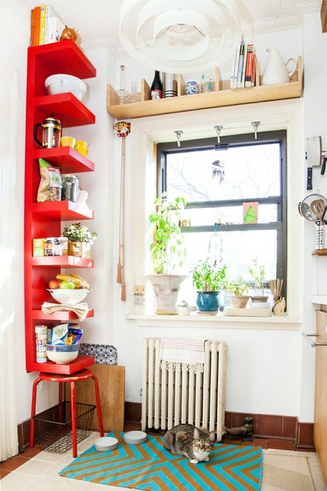 Trick The Eye - Smart Ways To Make Your Home Look Bigger Storage Tricks, Container Ideas, Space Apartments, Corner Storage, Tiny Apartment, Diy House Projects, Gorgeous Kitchens, Vertical Storage, Furniture Hacks