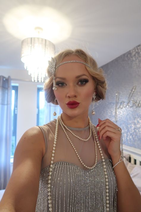 Great Gaspy Theme Makeup, Great Gabsy Make Up, Flapper Girl Makeup 1920s, Roaring 20s Makeup Gatsby, 20s Flapper Makeup, 1920 Makeup Gatsby, Gatsby Makeup And Hair, Flapper Makeup 1920s, 20s Makeup Look