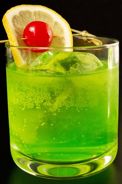 Make the classic bright green Midori cocktail from the 90's with this easy recipe. A light & fruity drink. Midori Drinks, Midori Cocktails, Midori Sour, Fruity Drinks, Alcoholic Beverages, 40th Anniversary, Bright Green, Easy Recipe, Alcoholic Drinks