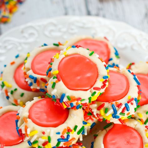 Iced Thumbprint cookies - Tender, buttery sugar cookies rolled in colorful sprinkles and filled with icing! Iced Thumbprint Cookies, Thumbprint Cookies Christmas, Thumbprint Cookies With Icing, Cookies Thumbprint, Thumbprint Cookie Recipe, Thumbprint Cookies Easy, Thumbprint Cookie, Buttery Sugar Cookies, Pot Recipes Healthy