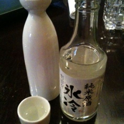 Love me some sake! Sake Aesthetic, Sake Bottle, Easy Food Art, Japan Aesthetic, Season Of The Witch, Beautiful Fish, I Found You, Pose Reference Photo, Arabesque