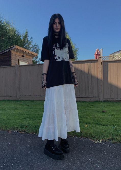 Fairy Skirt Outfit Aesthetic, Long Grunge Skirt Outfit, Outfits With A Long White Skirt, Long Skirt Rock Outfit, Long Skirts Goth, Long White Summer Dress Outfit, T Shirt Outfit Skirt, Grunge Outfits Maxi Skirt, White Long Skirts Outfit