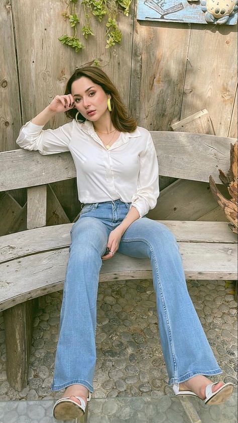 Hania Amir In Jeans, Hania Amir Casual Outfits, Hania Amir Outfits, Kendall Jenner Outfits Street Styles, French Inspired Fashion, Casual Date Night Outfit, Simple Casual Outfits, Hania Amir, Insta Outfits