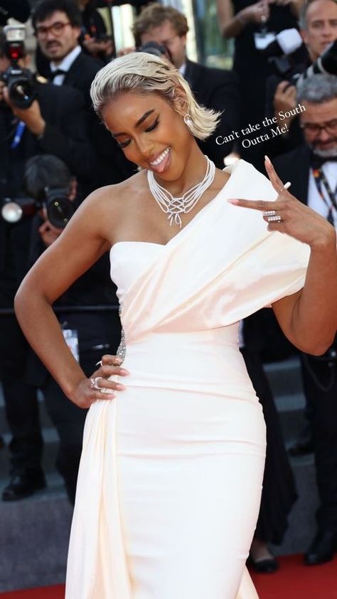 Stories • Instagram Kelly Rowland Outfits, Kelly Rowland 90s, Kelly Rowland Style, Dress Necklines, Celeb Fashion, Kelly Rowland, Style Star, Destiny's Child, Necklines For Dresses