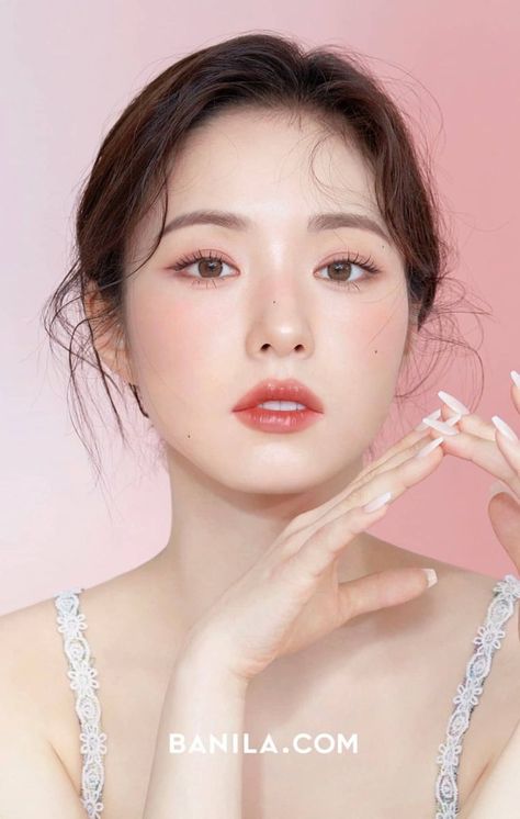 Korea Beauty Photoshoot, Korean Photoshoot Makeup, Make Up Wedding Korea, Korean Wedding Makeup The Bride, Korean Actress Makeup, Natural Korean Makeup Look, Soft Feminine Makeup, Wedding Makeup Korean, Korean Bridal Makeup