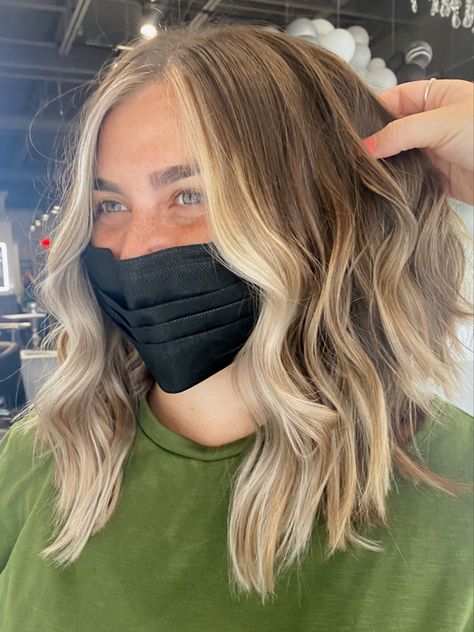 Medium Hair With Blonde Balayage, Balage Hair Blonde Short, Darker Blonde Balayage Short Hair, Blonde Balayage Collar Bone Length, Minimal Blonde Balayage, Blonde Brown Medium Length Hair, Medium Length Dark Blonde Balayage, Mid Length Hair With Money Piece, Money Pice Blond Hair