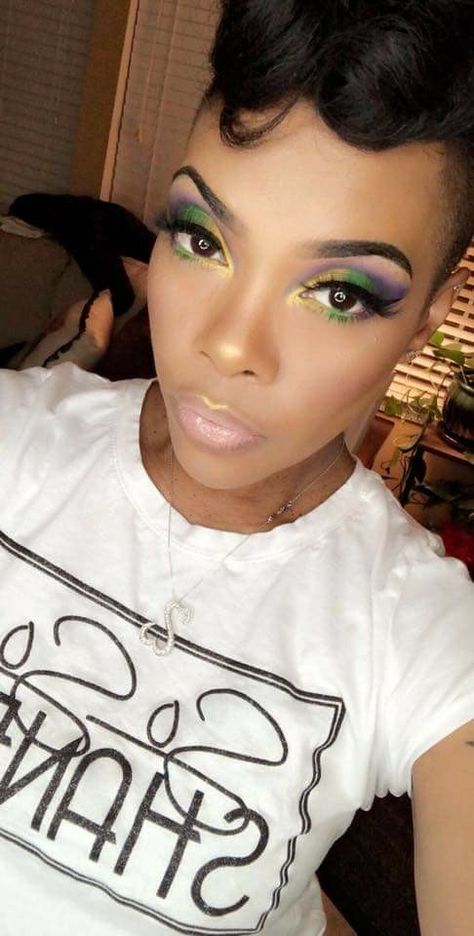 Mardi Gras Makeup Looks, Mardi Gras Makeup Ideas Simple, Mardi Gras Outfits For Women Casual, Mardi Gras Hairstyles, Easy Mardi Gras Makeup, Mardi Gras Eye Makeup, Mardi Gras Makeup Simple, Mardi Gras Eyeshadow Ideas, Mardi Gras Makeup Ideas