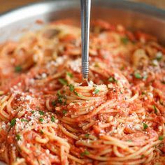 Pioneer Woman's Spaghetti Sauce Recipe - Key Ingredient Pioneer Woman Spaghetti Sauce, Resep Oatmeal, Tomato Cream Sauce, Homemade Spaghetti, Zuppa Toscana, Fettuccine Alfredo, Ree Drummond, Läcker Mat, Deilig Mat