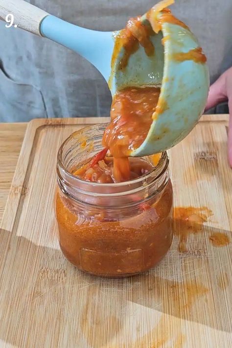 Tomato and Onion Chutney (Granny's Relish) – The Vegan Larder Sweet Onion Relish, Tomato And Onion Relish, Tomato Chutney Recipe, Onion Chutney, Tomato Relish, Vegetarian Curry, Sprinkle Salt, Tomato Chutney, Onion Relish