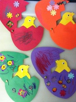 Easter Crafts for Kids of All Ages including these cute peekaboo chicks Easter Arts And Crafts, Fun Easter Crafts, Easter Preschool, Easy Easter Crafts, Preschool Art Activities, Easter Projects, Daycare Crafts, Easter Art, Easter Activities