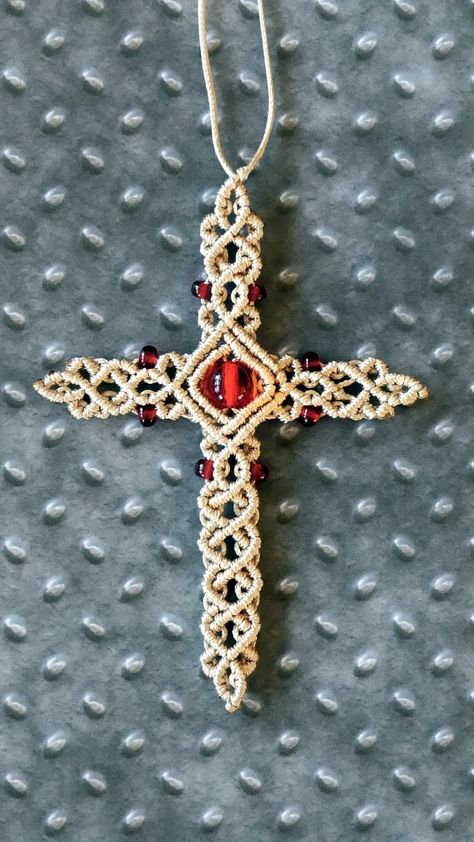 How To make a Macramé Cross (Tutorial). #macrame #cross #pendant #keychain #necklace #collar #jewelry Micromacrame Tutorial, Macrame Cross, Macrame Collar, Micro Macrame Tutorial, Keychain Macrame, Pola Macrame, Collar Macrame, Macrame Jewelry Tutorial, Cross Keychain