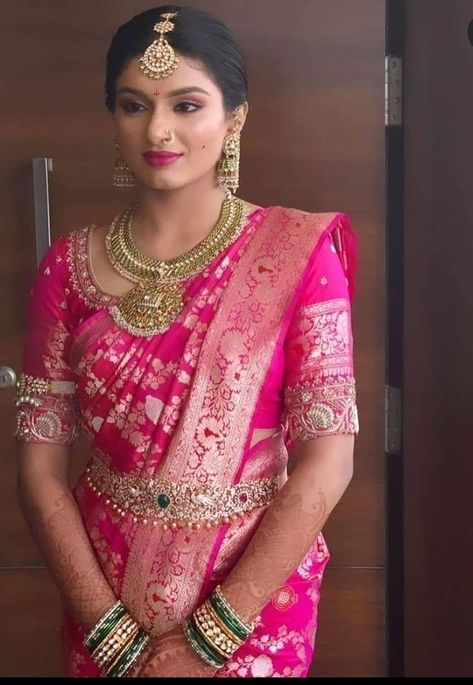 Blouse For Pink Saree, Pink Saree Blouse Designs, Contrast Blouse Designs, Indian Bridal Looks, Pink Saree Blouse, Engagement Saree, Blouses Designs, Bridal Sarees South Indian, Wedding Saree Blouse Designs