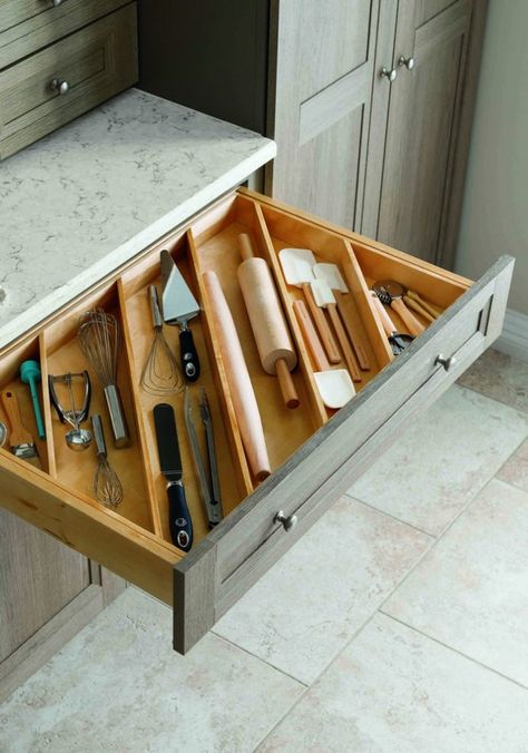 Make a clever lazy susan kitchen utensil storage! - DIY projects for everyone! Cocina Diy, Farmhouse Kitchen Cabinets, New Kitchen Cabinets, Diy Kitchen Storage, Classic Kitchen, Kitchen Cabinets Makeover, Kitchen Storage Solutions, Smart Kitchen, Built In Cabinets