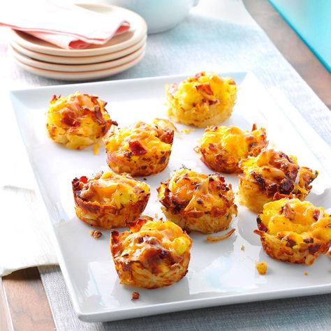 Hash Brown Egg Cups, Hash Brown Cups, Easy Easter Brunch Recipes, Easy Easter Brunch, Work Breakfast, Tin Recipes, Hashbrown Recipes, Brown Cups, Mini Quiches