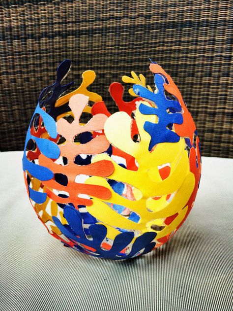 Paper-maché funny shapes to a balloon, then pop the balloon in the morning. | 19 Impossibly Cool Crafts That Will Blow Your Kids' Minds Matisse Kunst, معرض فني, Classe D'art, Paper Mache Projects, 5th Grade Art, Antony Gormley, Sculpture Projects, Elementary Art Projects, Matisse Art