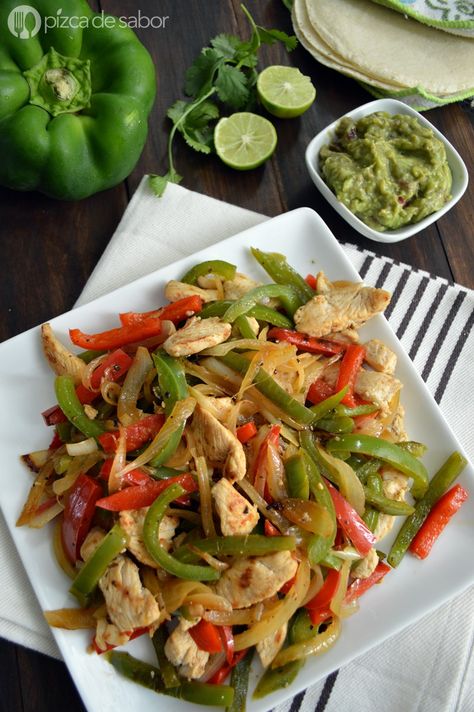 Cómo hacer fajitas de pollo www.pizcadesabor.com Plats Healthy, Lunch Food, Pepper Chicken, Healthy Food Dishes, Makanan Diet, Healthy Food Motivation, Healthy Lifestyle Food, Idee Pasto Sano, Healthy Meal Prep