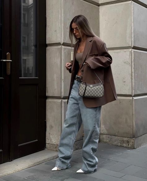 Toronto Outfit, Looks Rihanna, Wide Leg Jeans Outfit, Stile Casual Chic, Early Fall Outfits, Looks Street Style, Mode Ootd, Dinner Outfits, Evening Outfits