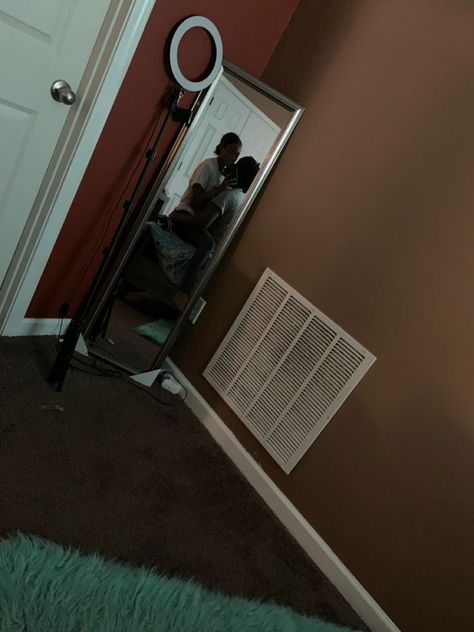 Black Couple Mirror Pic Hidden Face, Priv Relationship, Sneaky Link Pictures In Car, Pop Out Pictures Couples Hidden Face, No Face Pop Out Pictures Couples, Sneaky Link Aesthetic, Pop Out Pictures Couples, Fake Boyfriend Pictures No Face, No Face No Case Relationship Pictures