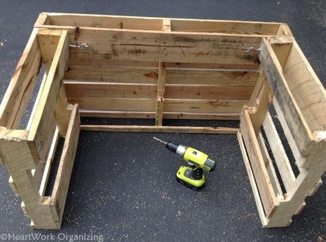 Beautiful 10 Lemonade Stands Made out of Repurposed Pallets  #kids #lemonadestand #pallet #repurposed Your kids have been bugging you all summer to run a lemonade stand? Does anyone else find it ironic and completely understandable that you had no tim... Kids Lemonade Stands, Papan Menu, Repurposed Pallets, Diy Lemonade Stand, Kids Lemonade, Diy Lemonade, Lemonade Stands, Pallet Bar Diy, Best Lemonade