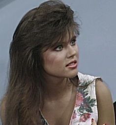 Kelly Kapowski Hair, 80s Brunette, Bangs 80s, 80s Short Hair, Tiffany Amber, Tiffani Amber Thiessen, Kelly Kapowski, Tiffani Thiessen, Brenda Song