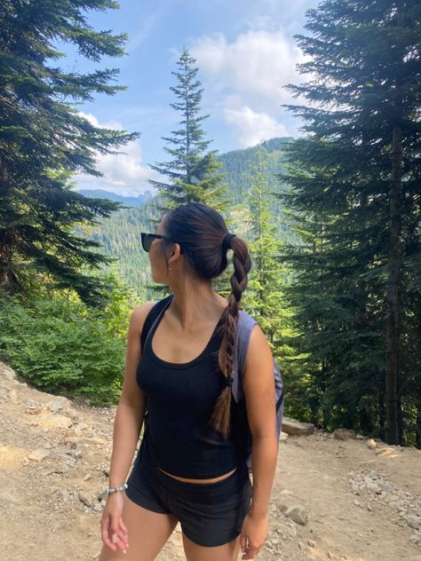 hike, hiking outfit, hiking aesthetic, pnw, mountain vibe Hiking Outfit Cute, Cute Hiking Fits, Cute Hiking Outfit Summer Outdoors, Mountain Aesthetic Outfit, Hiking Girl Aesthetic, Hiking Instagram Pictures, Hiking Outfit Aesthetic, Hiking Poses, Hiking Outfit Summer