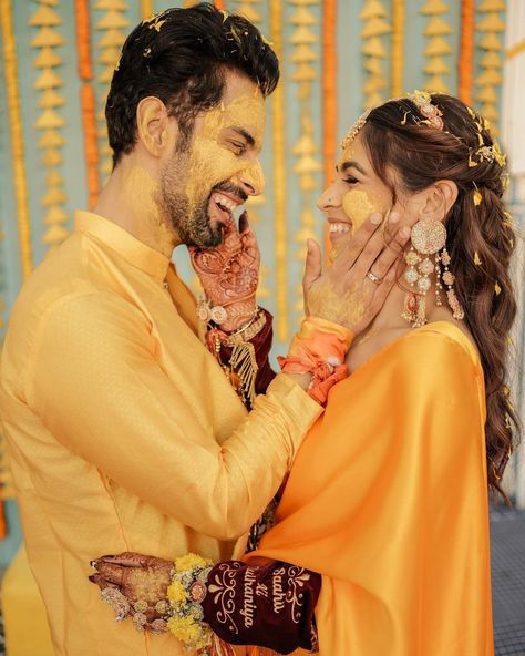 Bride And Groom Haldi Together, Haldi Copul Poses, Haldi Cupal Pose, Haldi Ceremony Couple Poses, Haldi Poses For Bride And Groom, Mehndi Photo Pose, Haldi Poses For Couple, Haldi Photography Ideas For Groom, Haldi Couple Poses