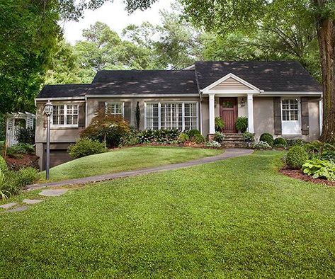 Bargain Style Ranch House Landscaping, Ranch House Exterior, Ranch Exterior, Brick Ranch, A Small House, Pintura Exterior, Modern Ranch, Grey Houses, Style Cottage