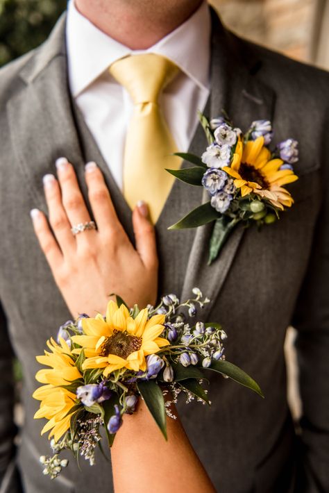 Sunflower Corsage, Sunflower Boutonniere, Prom Flowers Corsage, Yellow Prom Dress, Wrist Corsage Prom, Prom Corsage And Boutonniere, Prom Pictures Couples, Yellow Prom, Prom Pics