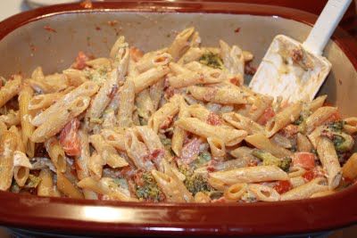 Creamy One Pot Pasta - Pampered Chef Deep Covered Baker (Sun dried tomatoes, chicken, garlic, broccoli, peppers, cream cheese, etc) Covered Baker Recipes, Pampered Chef Deep Covered Baker, Rockcrok Recipes, Deep Covered Baker, Crock Meals, Pampered Chef Stoneware, Garlic Broccoli, Chicken Garlic, Pampered Chef Recipes